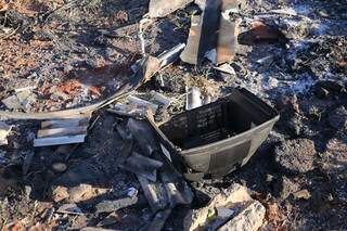 Carcaça de TV e outros objetos se misturam as cinzas que comprovam a queima irregular de lixo. (Foto: Paulo Francis)