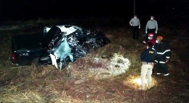 Colis&atilde;o entre caminhonete e carreta mata jovem de 26 anos 