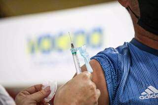 Homem recebe vacina contra a covid-19 em Campo Grande (Foto: Henrique Kawaminami/Arquivo)