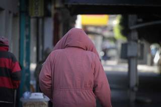 Pessoa de casaco, no centro de Campo Grande, no final de junho (Foto: Marcos Maluf)