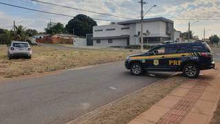 Viatura da PRF em trecho do Bairro Montevidéu, onde dupla abandonou Jeep Renegade (Foto: Clayton Neves)