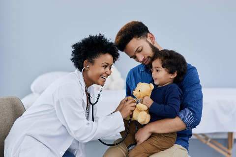 Planos de saúde devem considerar como dependente natural filhos adotivos