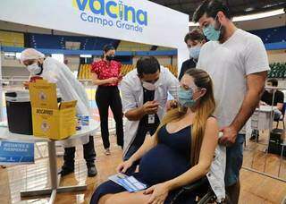Mulher grávida é vacinada contra a covid-19 em Campo Grande (Foto: Paulo Francis/Arquivo)
