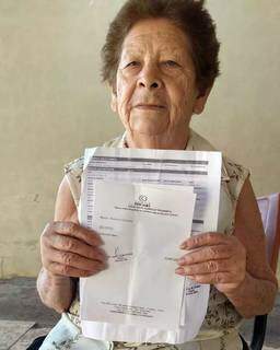 Dona Firmina com encaminhamentos em mãos está desde dezembro esperando para fazer exame de colonoscopia. (Foto: Arquivo Pessoal)