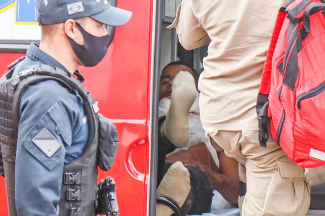 Assaltante tenta roubar 2 ve&iacute;culos e &eacute; baleado pela PM durante persegui&ccedil;&atilde;o 