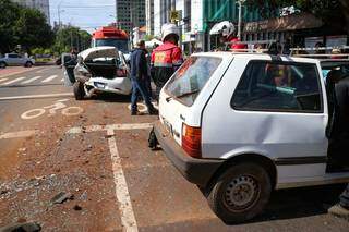 Traseira de Renault Logan ficou destruída na colisão, na avenida Afonso Pena (Foto: Henrique Kawaminami)