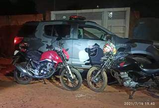 Policiais encontraram moto usada em assalto e veículo da vítima (Foto/Divulgação)