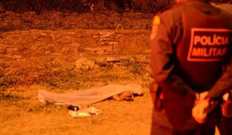 Assaltante &eacute; baleado e morto ap&oacute;s lutar e perder a arma para a v&iacute;tima
