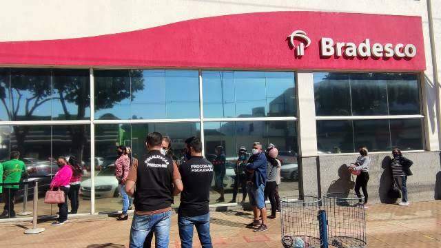 Procon autua 5 bancos por irregularidades, como deixar deficiente em p&eacute;