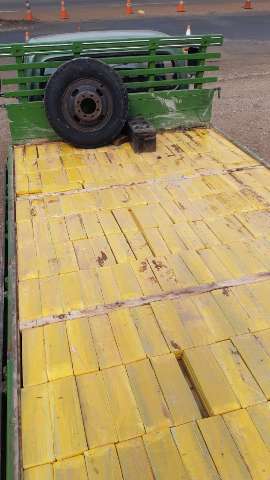 Caminh&atilde;o apreendido pela PRF &quot;escondia&quot; 390 quilos de maconha sob assoalho 