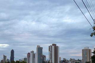 Capital amanheceu com céu coberto por nuvens. (Foto: Henrique Kawaminami)