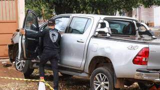 V&iacute;deo mostra assaltante fugindo com Hillux em alta velocidade at&eacute; bater em muro 