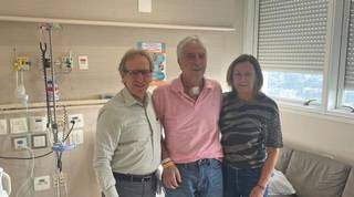Murilo com a esposa Cecília e médico no dia que teve alta em SP, no início deste mês (Foto: Arquivo pessoal)