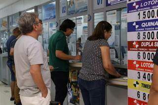 Apostadores em lotérica de Campo Grande. (Foto: Paulo Francis) -