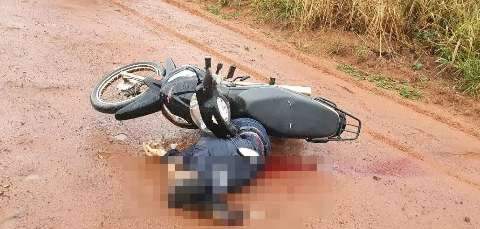 Homem &eacute; encontrado morto a tiros na linha internacional 