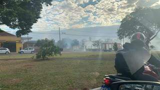 No incêndio do dia 15 de julho, céu da Afonso Pena na altura do Bairro Amambaí ficou encoberto de fumaça. (Foto: Direto das Ruas)