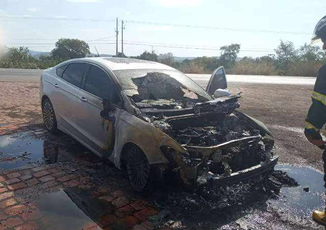 Fusion tem frente destru&iacute;da ap&oacute;s pegar fogo em posto de combust&iacute;veis
