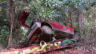 Fiat Uno ficou destruído após falha mecânica (Foto: Rhobson Lima)