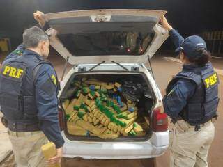 Na Parati os policiais apreenderam 530 tabletes de maconha (Foto: Divulgação) 