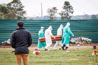 Enterro de vítima da covid-19 em Campo Grande. (Foto: Henrique Kawaminami)