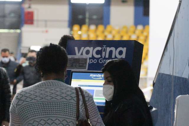 Teste com senha eletrônica promete reduzir espera em até 30 minutos para vacinar