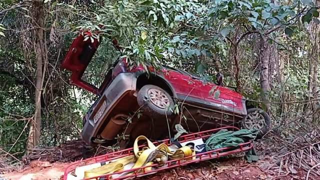 Trabalhadores ficam feridos após carro sair da pista e atingir árvore