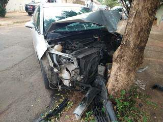 Homem de 36 anos morre depois de destruir Citro&euml;n C4 ao bater em &aacute;rvore 