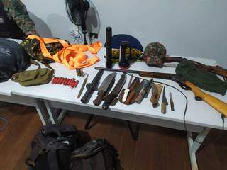 Ca&ccedil;adores s&atilde;o presos com espingardas, muni&ccedil;&otilde;es e facas em estrada