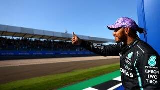 Sorridente, Lewis Hamilton acena para torcida (Foto: Fórmula 1/Divulgação)
