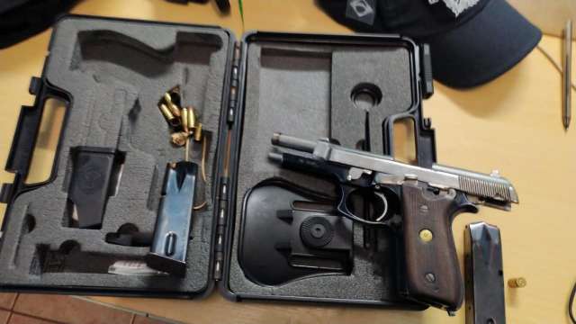 Homem &eacute; preso ap&oacute;s colocar pistola na m&atilde;o da filha e trocar tiros com PM