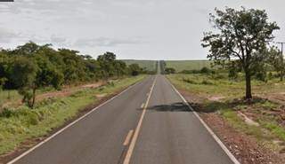 Motorista capota caminh&atilde;o ap&oacute;s pneu estourar na BR-060 e passageiro morre