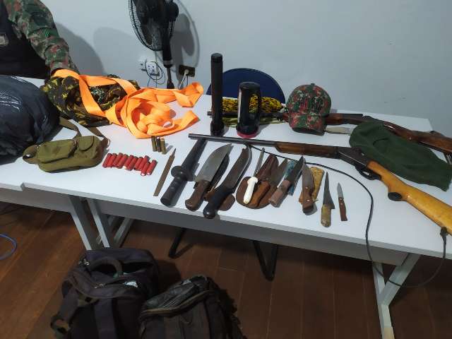 Ca&ccedil;adores s&atilde;o presos com espingardas, muni&ccedil;&otilde;es e facas em estrada