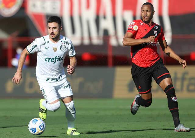 Palmeiras vence Atlético-GO por 3 a 0 e abre vantagem na liderança
