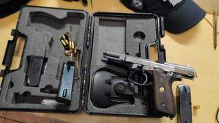 Pistola e acessórios apreendidos com o suspeito (Foto: Divulgação PM)
