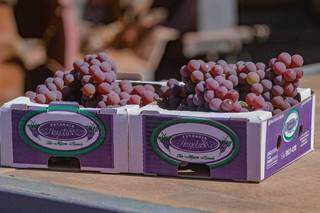 Cada caixa de uva com 2 kg custa R$ 25,00. (Foto: Marcos Maluf)