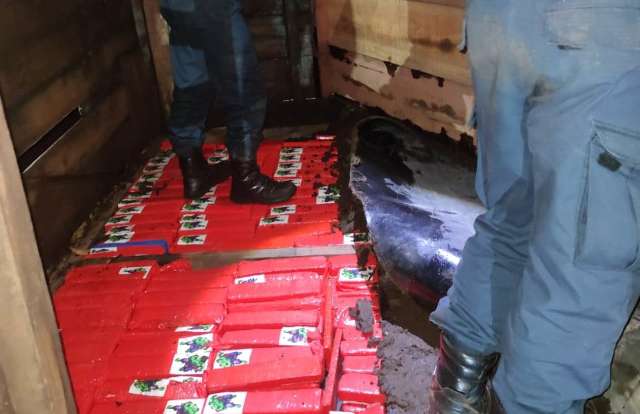 Caminh&atilde;o boiadeiro levava 600 quilos de maconha em fundo falso