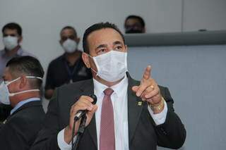 Presidente da Câmara Municipal, vereador Carlos Augusto Borges (PSB), durante a última sessão do semestre (Foto: Divulgação/Câmara Municipal)