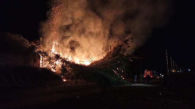 Inc&ecirc;ndio de grandes propor&ccedil;&otilde;es atinge fia&ccedil;&atilde;o e deixa moradores sem energia 