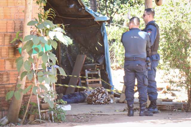 Homem &eacute; encontrado morto com sinal de espancamento; &quot;amigo de cacha&ccedil;a&quot; foi preso