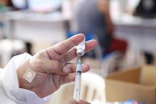 Vacina sendo preparada para aplicação em Campo Grande. (Foto: Kísie Ainoã)