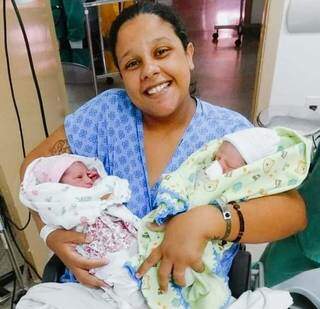 Bárbara com Eduarda e Enzo após13 longas horas em trabalho de parto. (Foto: Arquivo Pessoal)
