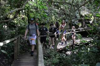 Guia conduz turistas em trilha na Estância Mimosa, atratitivo turístico em Bonito (Foto: Beto Nascimento/Arquivo)