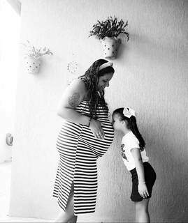 Bárbara grávida dos gêmeos com a filha mais velha, Malu, de 7 anos. (Foto: Arquivo Pessoal)