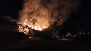 Inc&ecirc;ndio de grandes propor&ccedil;&otilde;es atinge fia&ccedil;&atilde;o e deixa moradores sem energia 