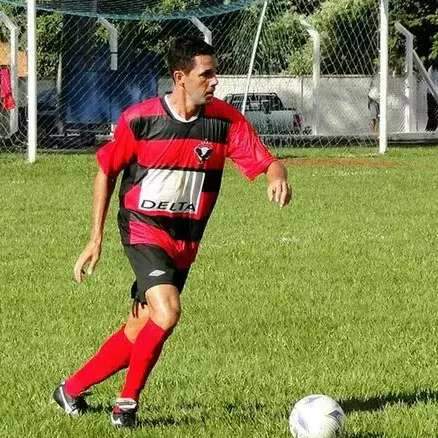 Sem treinador, &Aacute;guia encara velho conhecido que hoje comanda time de MG