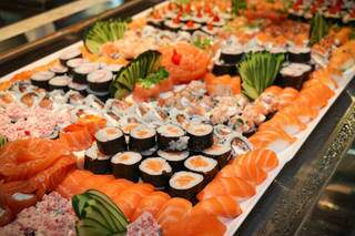 Churrascaria tem sushi e sashimi à vontade. (Foto: Henrique Kawaminami)