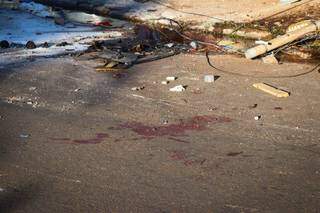 Sangue das vítimas ficou no asfalto junto com destroços do acidente (Foto: Henrique Kawaminami)