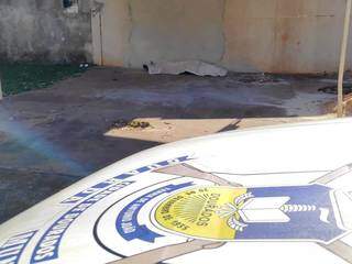 Corpo de Eliane Romeiro foi encontrado em calçada de loja, em Dourados (Foto: Adilson Domingos)