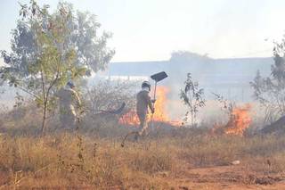 Sem água, militares tentam conter as chamas. (Foto: Paulo Francis)