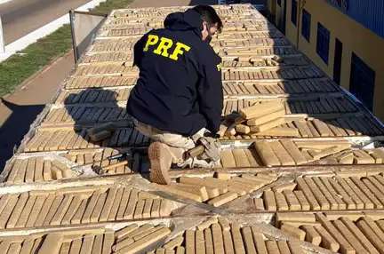 Motorista &eacute; preso com mais de 800 kg de maconha escondidos em teto de caminh&atilde;o